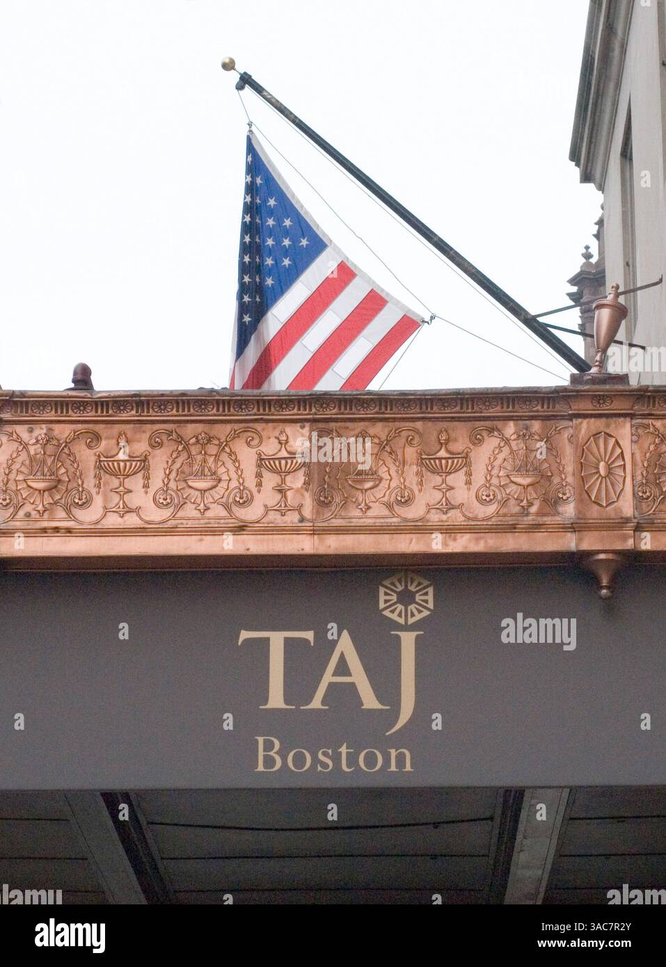 September 2007 - Boston, Massachusetts, USA - Taj Luxury Hotel an der Arlington Street in Boston, Massachusetts. Taj Hotels, Resorts and Palaces, auch bekannt als die Indian Hotels Company, ist die größte indische Luxushotelkette. Taj Hotels Resort and Palaces ist eine hundertprozentige Tochtergesellschaft der Tata Group und umfasst 77 Hotels an 39 Standorten in ganz Indien sowie 18 weitere internationale Hotels auf den Malediven, Mauritius, Malaysia, den Seychellen, Großbritannien, Vereinigte Staaten von Amerika, Bhutan, Sri Lanka, Afrika, Naher Osten und Australien. Ihr erstes und bekanntestes Anwesen ist das Taj Mahal Pa Stockfoto