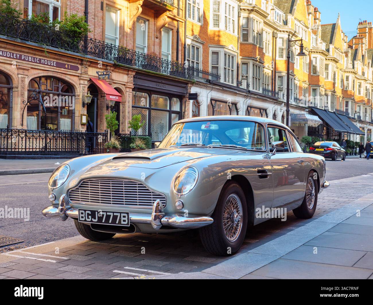 Klassisches Aston Martin DB5-Auto aus den 1960er Jahren, Parken in Mount Street, Mayfair, London, Großbritannien Stockfoto