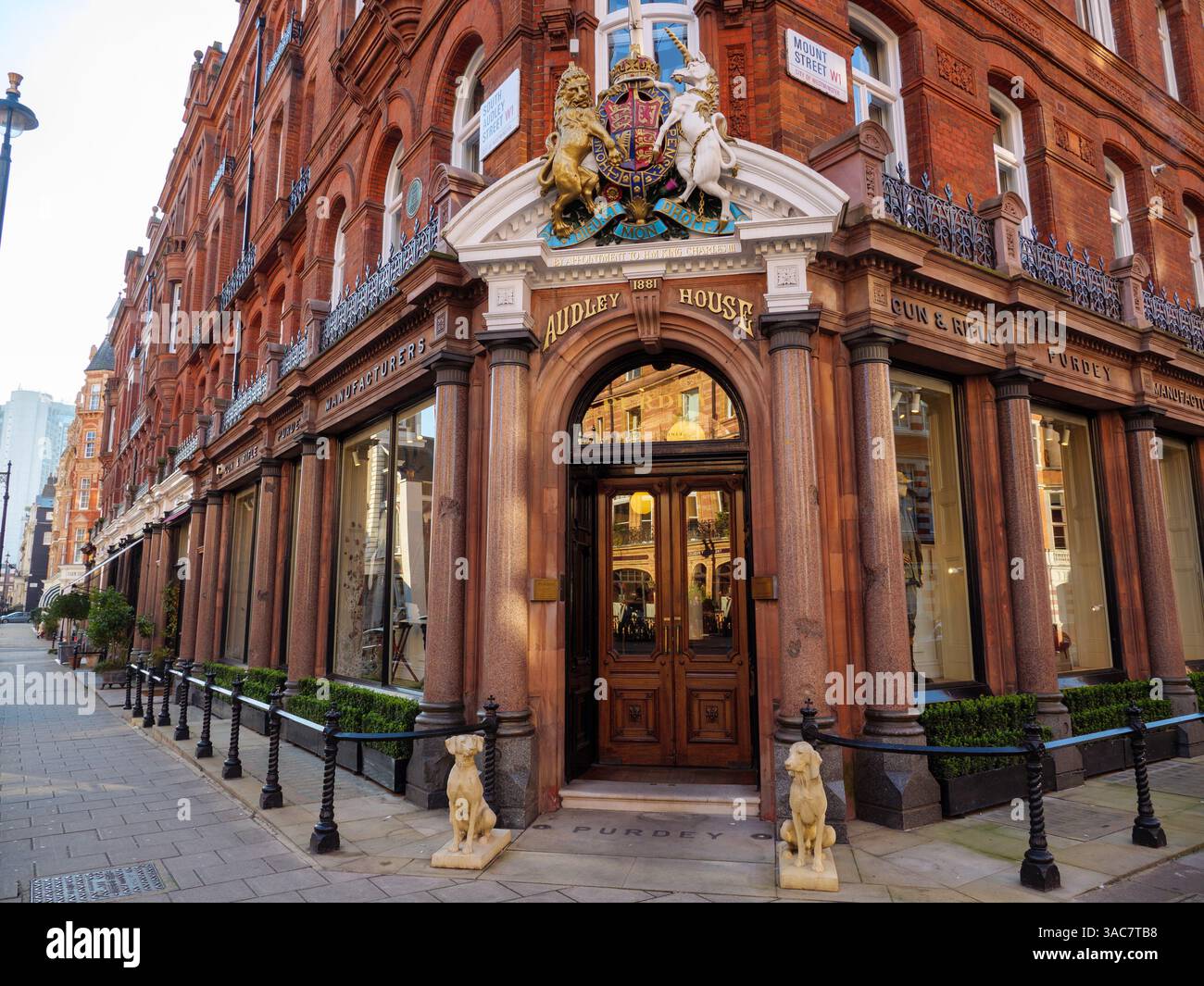 James Purdey and Sons in Audley House an der South Audley Street, Mayfair, London, Großbritannien Stockfoto