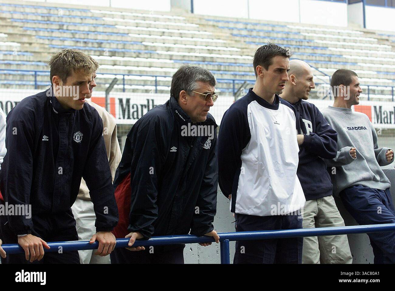 L bis R: Philip Neville, Gary Neville, Jaap Stam und Roy Keane. Das Team von Manchester United beobachtet die F1-Tests. Formel-1-Tests, 15-17. Januar 2001.Jerez, Spanien (Kreditbild: ©Sutton Motorsports/ZUMA Press) Stockfoto