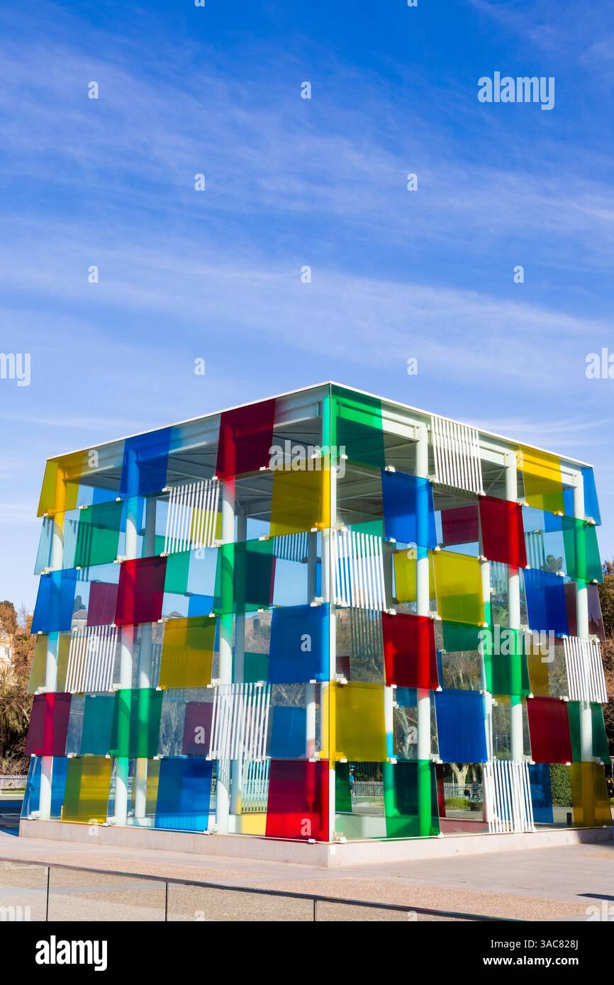 Mehrfarbiges Glas The Cube, Gebäude des Centre Pompidou, Malaga, Spanien Stockfoto