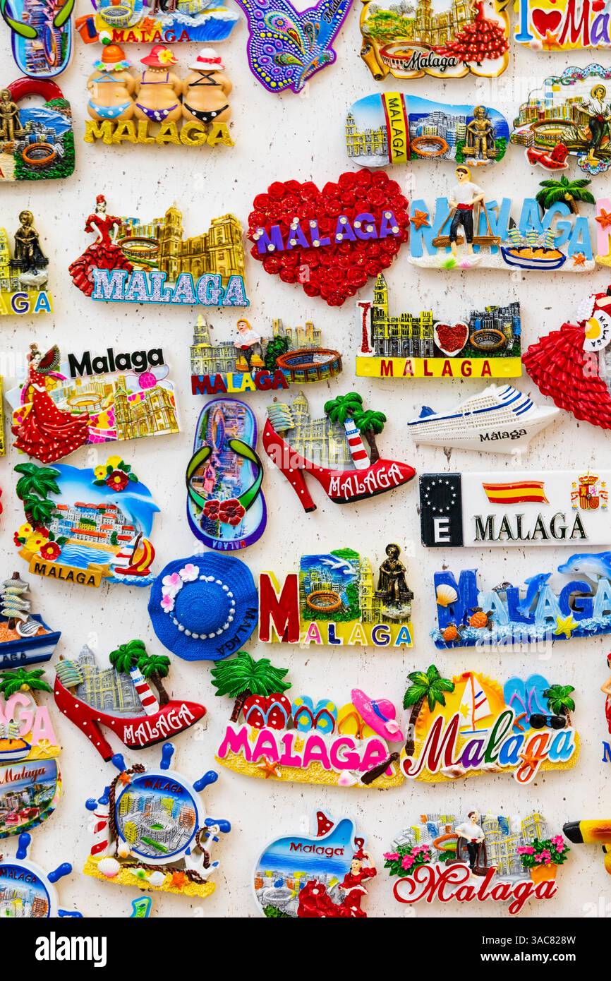Farbenfrohe Malaga Tourist Kühlschrank Magnet Souvenirs auf Whiteboard vor dem Geschäft. Stockfoto