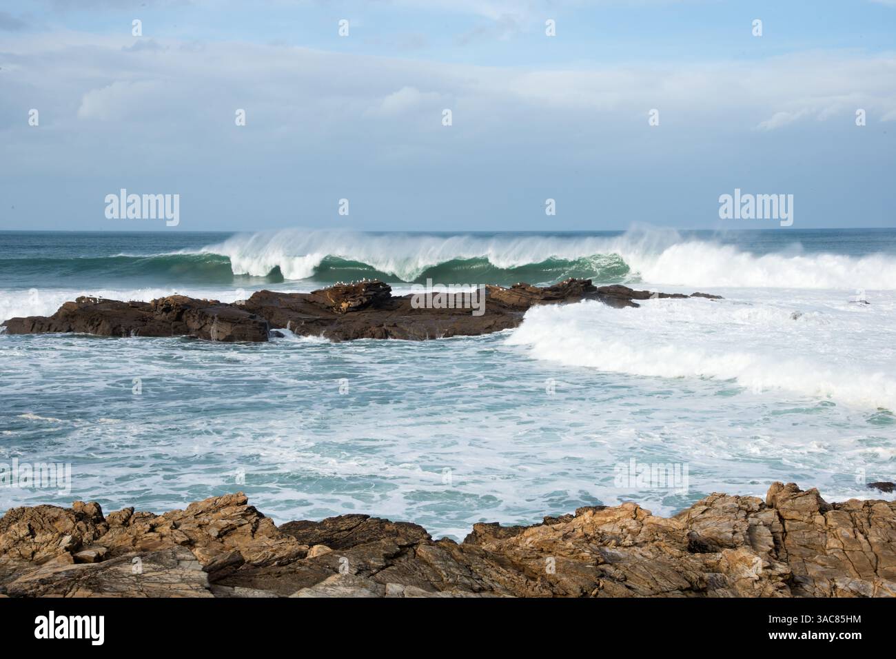 Atlantischer Ozean mit starken Wellen. Küste von Lugo, Galizien. Sonniger Tag Stockfoto