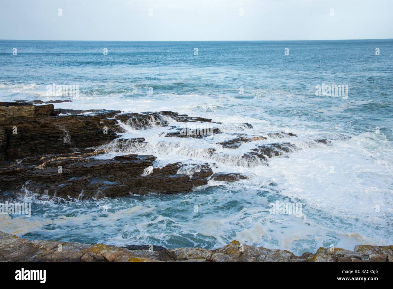 Starke Wellen gegen Felsen. Gewässer des atlantiks in Galizien, Spanien Stockfoto