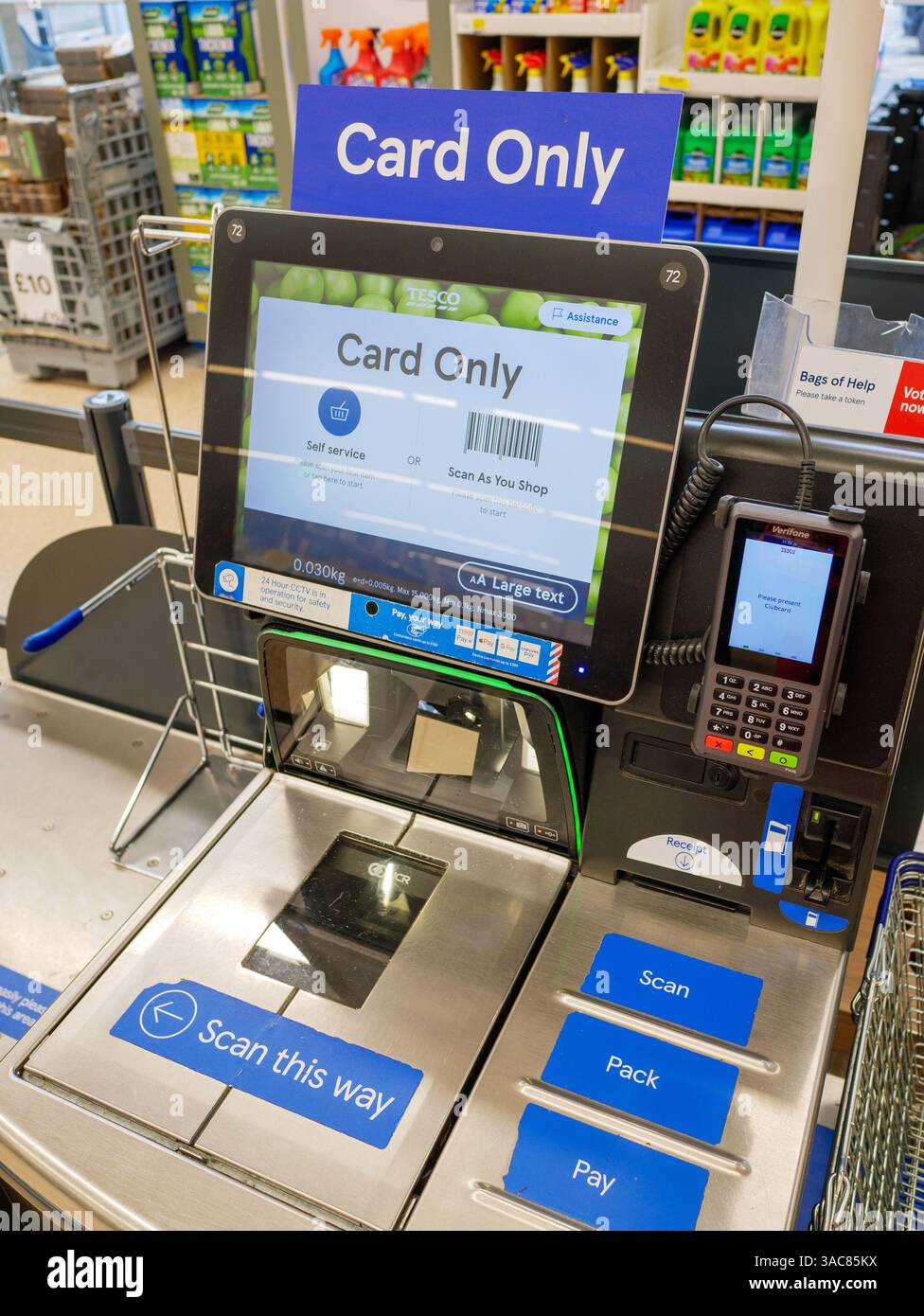 Tesco Supermarkt nur Terminal zum Selbstscannen von Karten, Großbritannien Stockfoto