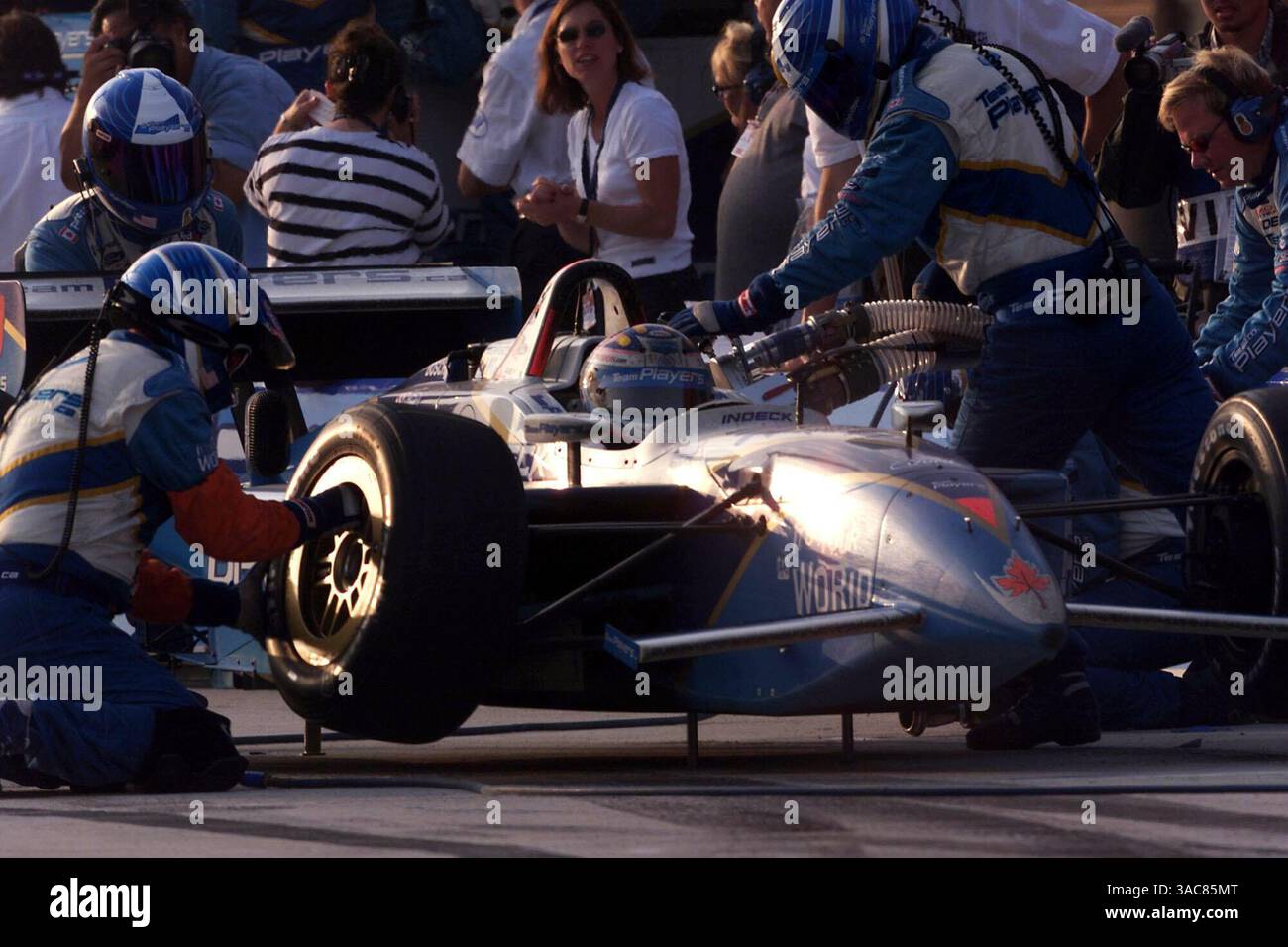 Alex Tagliani (CDN) Team Players Pits und belegte den dritten Platz im Marlboro 500.Marbloro 500, Fontana, USA. 4. November 2001..DIGITALES BILD (Credit Image: ©Sutton Motorsports/ZUMA Press) Stockfoto