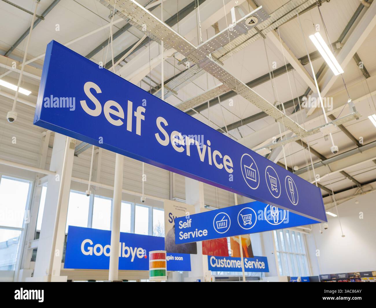 Selbstbedienungsschild zum Scannen an der Kasse im Tesco Supermarkt, Großbritannien Stockfoto