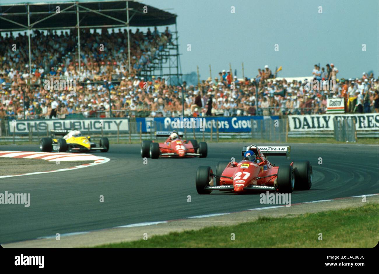 Patrick Tambay (FRA) Ferrari 126C3 führt Rene Arnoux (FRA) Ferrari 126C3 an, gefolgt vom späteren Rennsieger Alain Prost (FRA) Renault RE40...British Grand Prix, Silverstone, England, 16. Juli 1983. (Kreditbild: ©Sutton Motorsports/ZUMA Press) Stockfoto