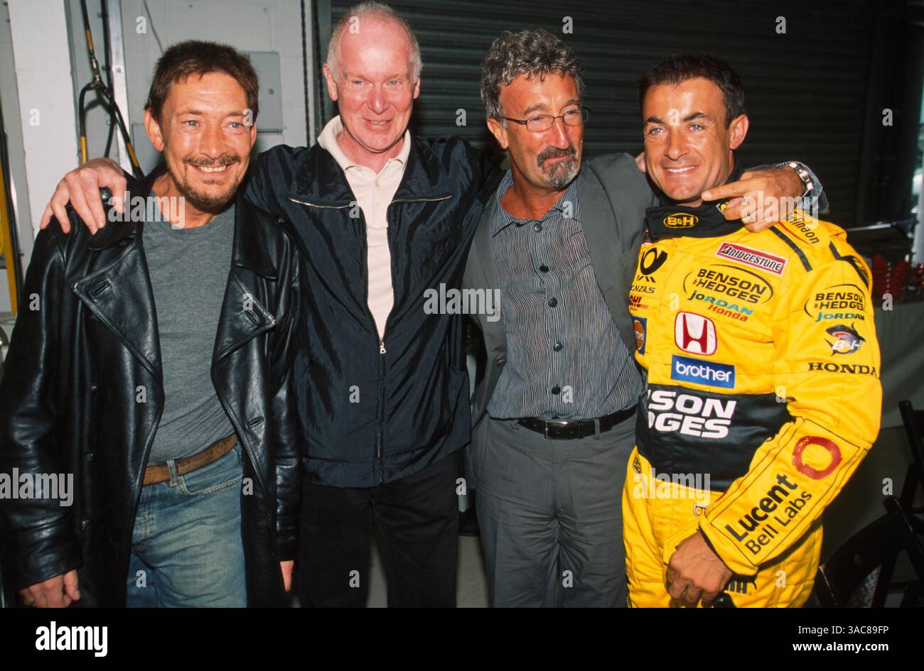 L-R: Chris Rea (GBR) Rock Sänger, Tony Powell, Eddie Jordan (IRL) Boss von Jordan GP, Jean Alesi (FRA) Jordan Honda EJ11. Jean Alesi Shakedown von Jordan Honda EJ11 - Silverstone, Großbritannien - 13. August 2001.BEST IMAGE (Credit Image: ©Sutton Motorsports/ZUMA Press) Stockfoto