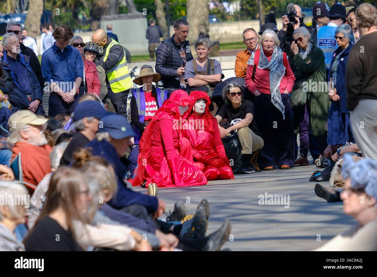 London, Großbritannien. April 2025. Die Roten Rebellen nehmen am Treffen Teil. Quäker versammeln sich zu Massenverehrungen, wo sie auch von Unterstützern, darunter Mitgliedern der Grünen Partei, außerhalb von New Schottland, als Reaktion auf den Einbruch der Polizei in das Quäker-Meeting-Haus, wo Aktivisten der Jugendanfrage letzte Woche ein Treffen abhielten, begleitet wurden. Sechs Personen wurden von Polizisten verhaftet. Quelle: Eleventh Photography/Alamy Live News Stockfoto