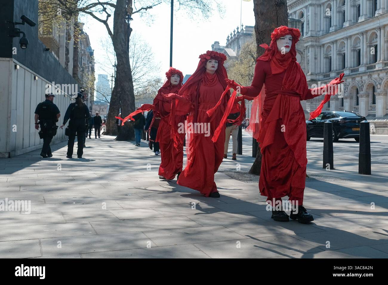 London, Großbritannien. April 2025. Die Roten Rebellen nehmen am Treffen Teil. Quäker versammeln sich zu Massenverehrungen, wo sie auch von Unterstützern, darunter Mitgliedern der Grünen Partei, außerhalb von New Schottland, als Reaktion auf den Einbruch der Polizei in das Quäker-Meeting-Haus, wo Aktivisten der Jugendanfrage letzte Woche ein Treffen abhielten, begleitet wurden. Sechs Personen wurden von Polizisten verhaftet. Quelle: Eleventh Photography/Alamy Live News Stockfoto