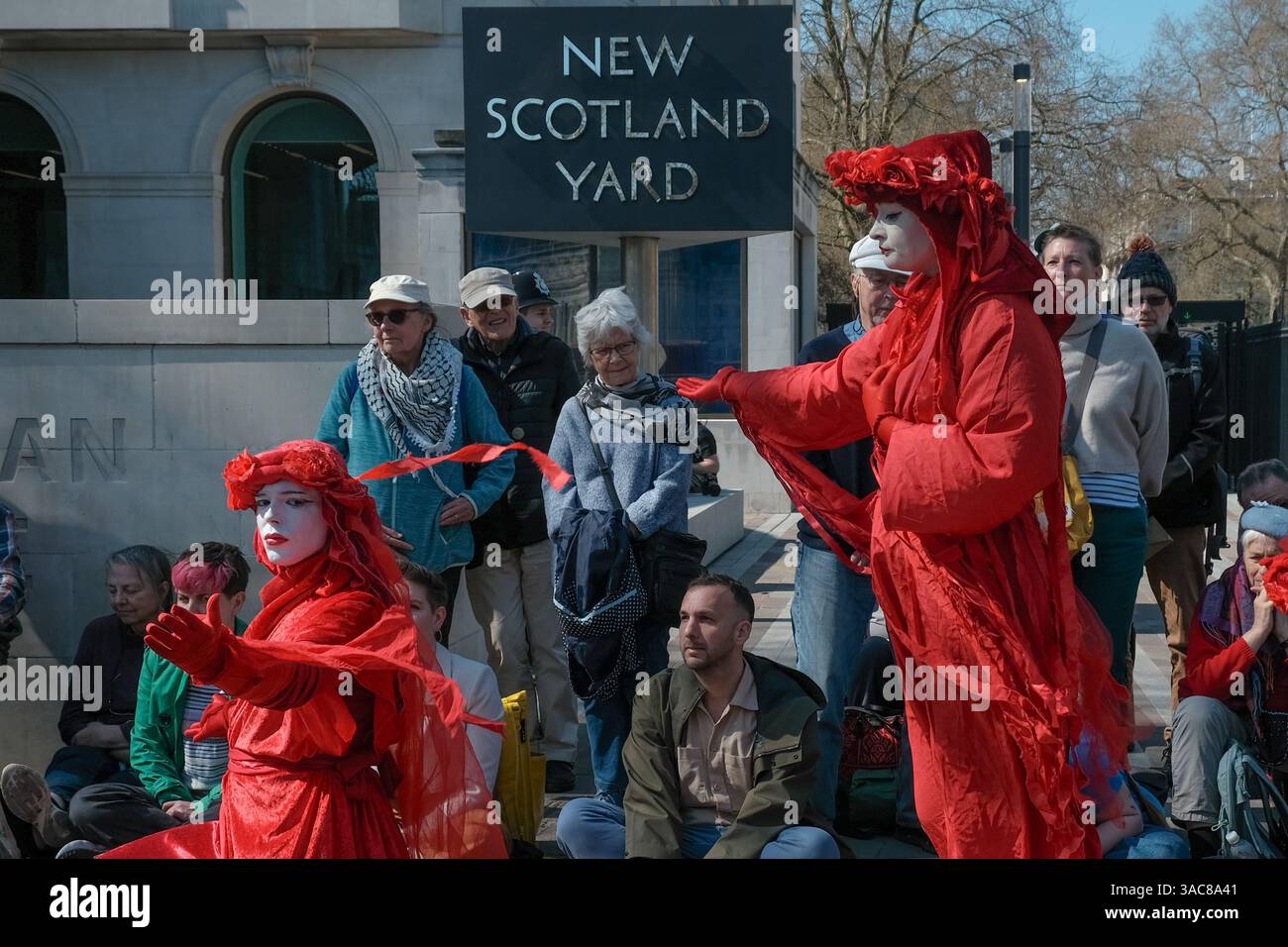 London, Großbritannien. April 2025. Die Roten Rebellen nehmen am Treffen Teil. Quäker versammeln sich zu Massenverehrungen, wo sie auch von Unterstützern, darunter Mitgliedern der Grünen Partei, außerhalb von New Schottland, als Reaktion auf den Einbruch der Polizei in das Quäker-Meeting-Haus, wo Aktivisten der Jugendanfrage letzte Woche ein Treffen abhielten, begleitet wurden. Sechs Personen wurden von Polizisten verhaftet. Quelle: Eleventh Photography/Alamy Live News Stockfoto