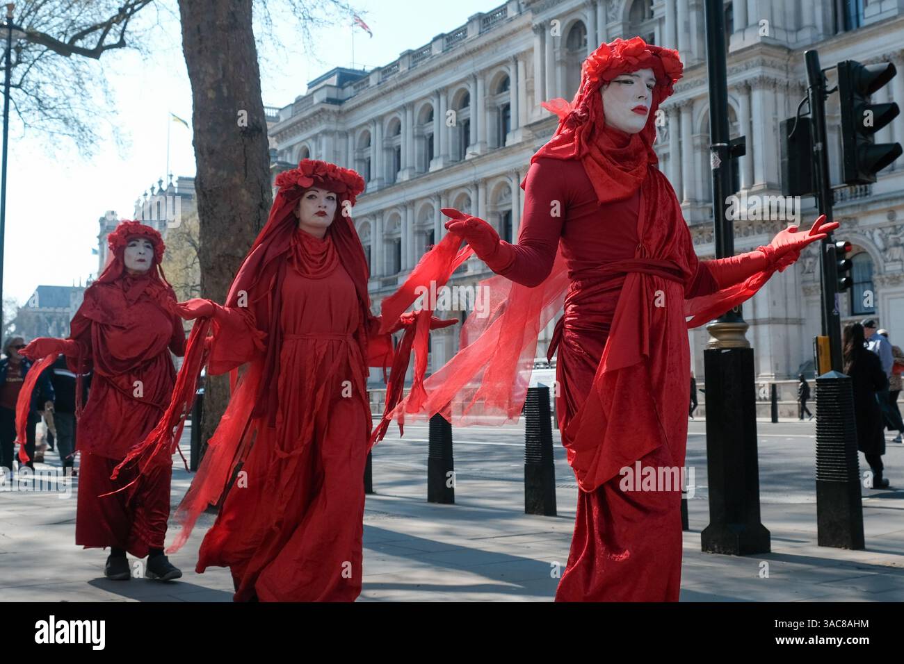 London, Großbritannien. April 2025. Die Roten Rebellen nehmen am Treffen Teil. Quäker versammeln sich zu Massenverehrungen, wo sie auch von Unterstützern, darunter Mitgliedern der Grünen Partei, außerhalb von New Schottland, als Reaktion auf den Einbruch der Polizei in das Quäker-Meeting-Haus, wo Aktivisten der Jugendanfrage letzte Woche ein Treffen abhielten, begleitet wurden. Sechs Personen wurden von Polizisten verhaftet. Quelle: Eleventh Photography/Alamy Live News Stockfoto