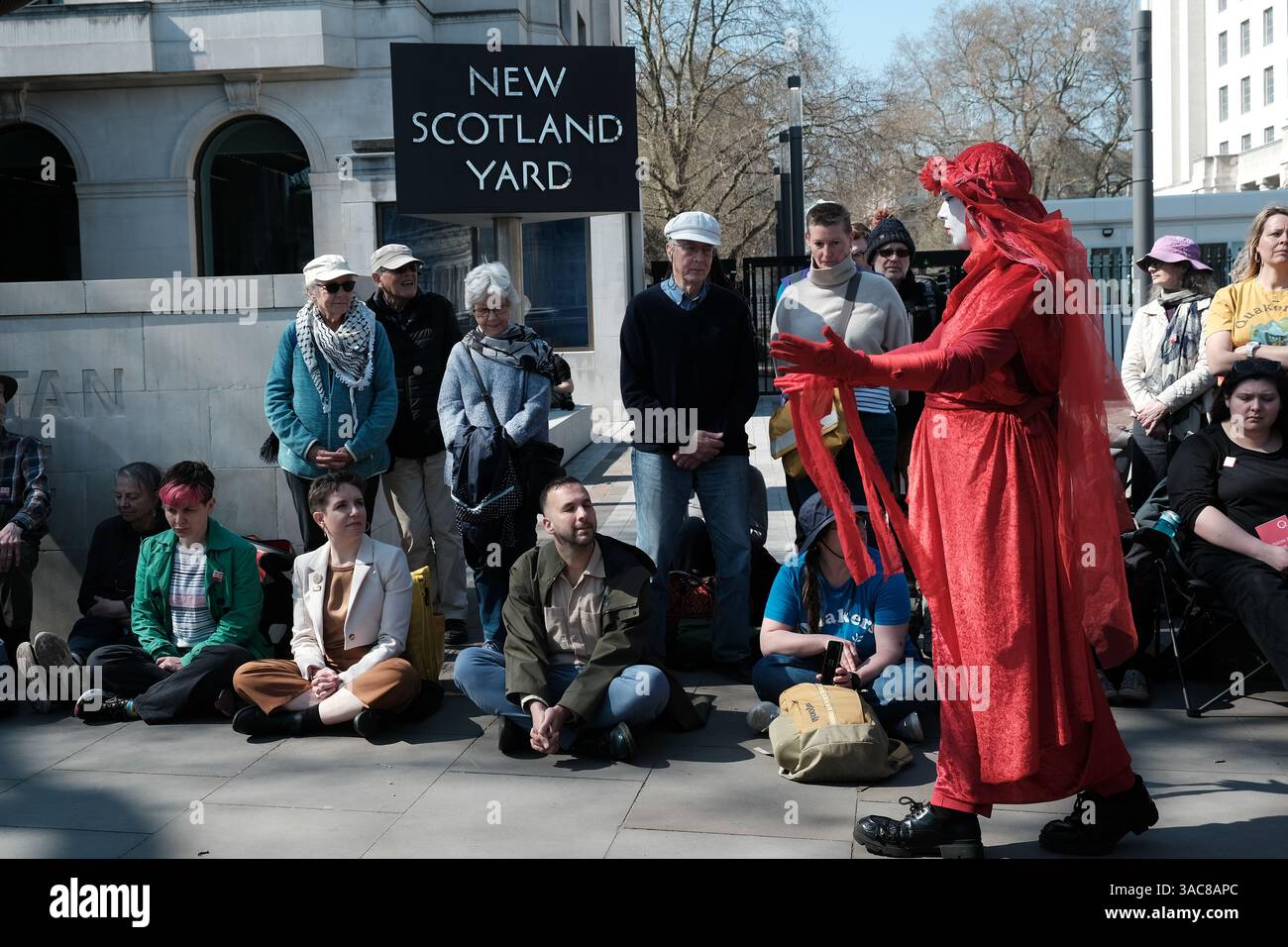 London, Großbritannien. April 2025. Die Roten Rebellen nehmen am Treffen Teil. Quäker versammeln sich zu Massenverehrungen, wo sie auch von Unterstützern, darunter Mitgliedern der Grünen Partei, außerhalb von New Schottland, als Reaktion auf den Einbruch der Polizei in das Quäker-Meeting-Haus, wo Aktivisten der Jugendanfrage letzte Woche ein Treffen abhielten, begleitet wurden. Sechs Personen wurden von Polizisten verhaftet. Quelle: Eleventh Photography/Alamy Live News Stockfoto