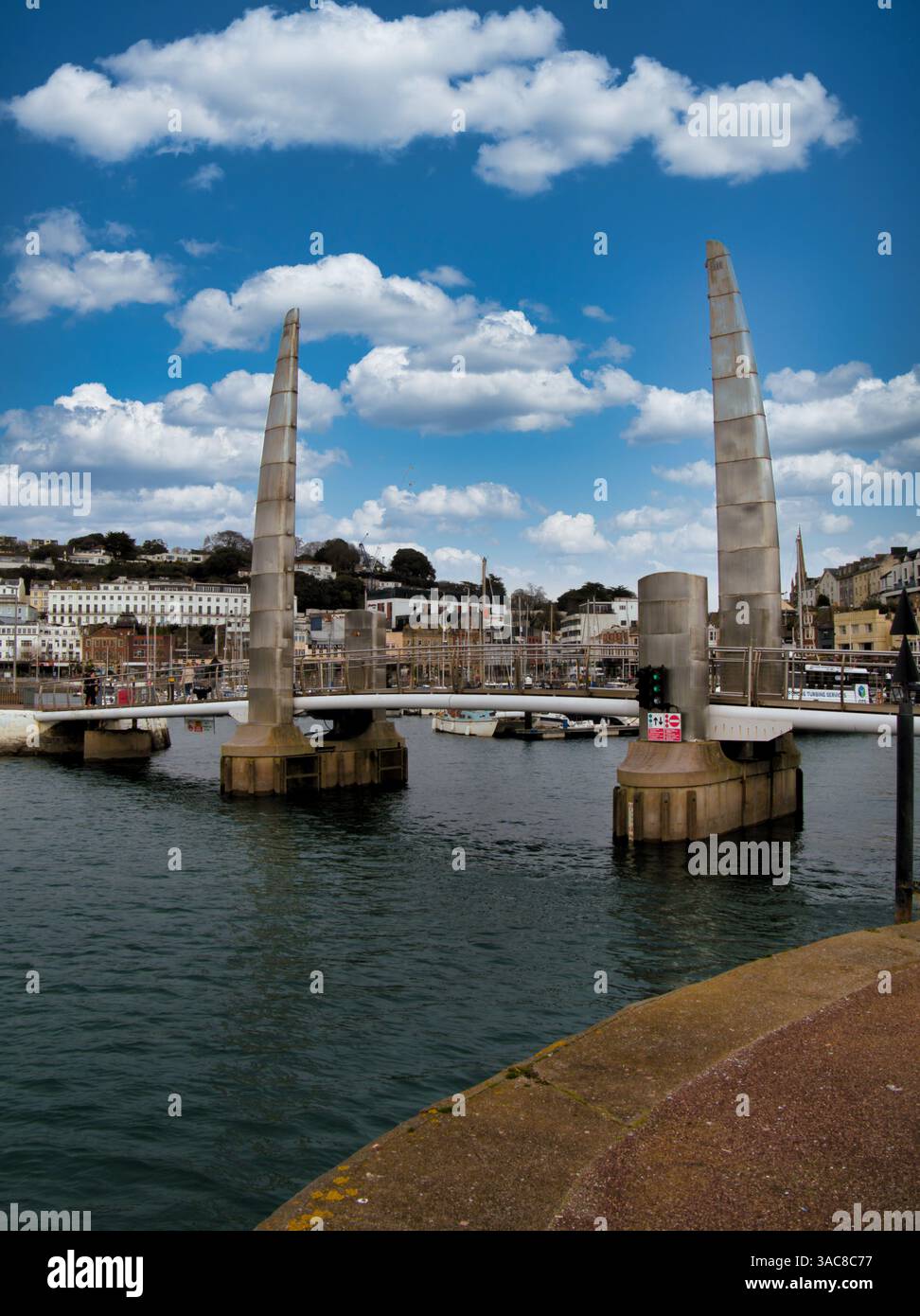 Die Fußgängerbrücke und der innere Hafen Navigation cill Torquay Harbour Stockfoto