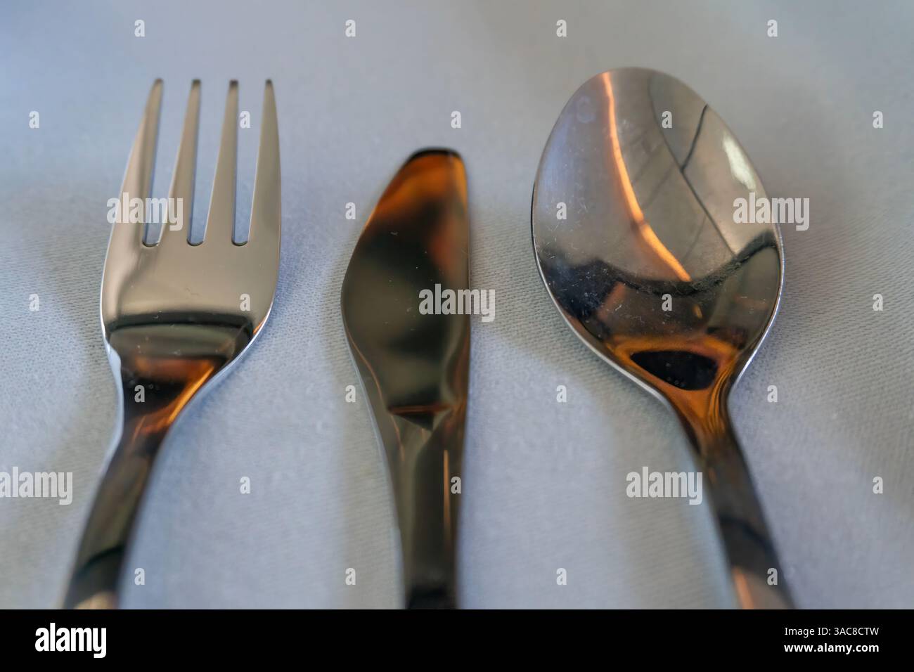Ein Besteck mit einer Mahlzeit auf einem Transatlantik-Flug in der Business-Klasse Stockfoto