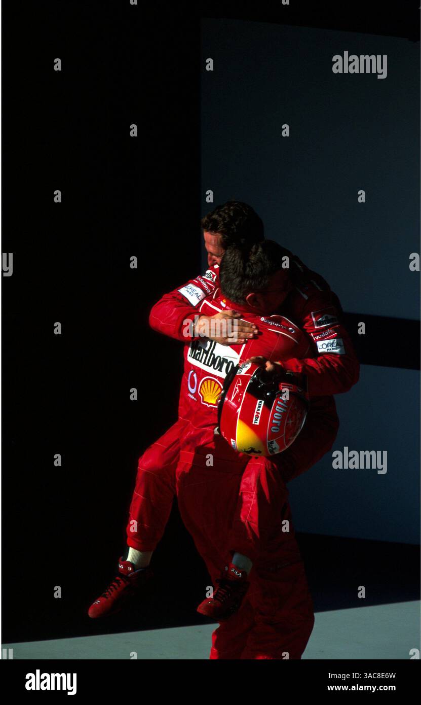 Ferrari Technical Director Ross Brawn (GBR) gratuliert seinem Sieger Michael Schumacher (GER). Grand Prix von Brasilien, RD3, Sao Paulo, Brasilien. 31. März 2002..BEST IMAGE (Bild: ©Sutton Motorsports/ZUMA Press) Stockfoto