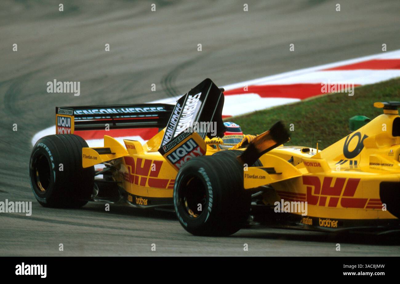 Takuma Sato (JPN) Jordan EJ12 hatte diese unglückliche Auseinandersetzung mit Teamkollege Giancarlo Fisichella (ITA) früh im Rennen, aber er erholte sich wieder auf den zwölften Platz. Grand Prix von Malaysia, Sepang Circuit, Kuala Lumpur, 17. März 2002..Bestes Bild (Credit Image: ©Sutton Motorsports/ZUMA Press) Stockfoto