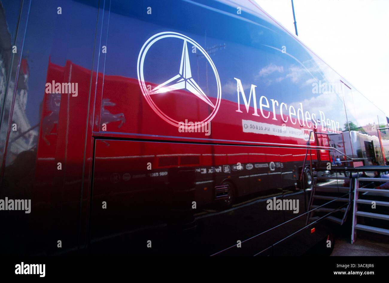 Ein McLaren Mercedes Transporter mit einem Ferrari Truck in der Reflexion...Grand Prix von Spanien, Barcelona, Rd 5, 29. April 2001. (Kreditbild: ©Sutton Motorsports/ZUMA Press) Stockfoto