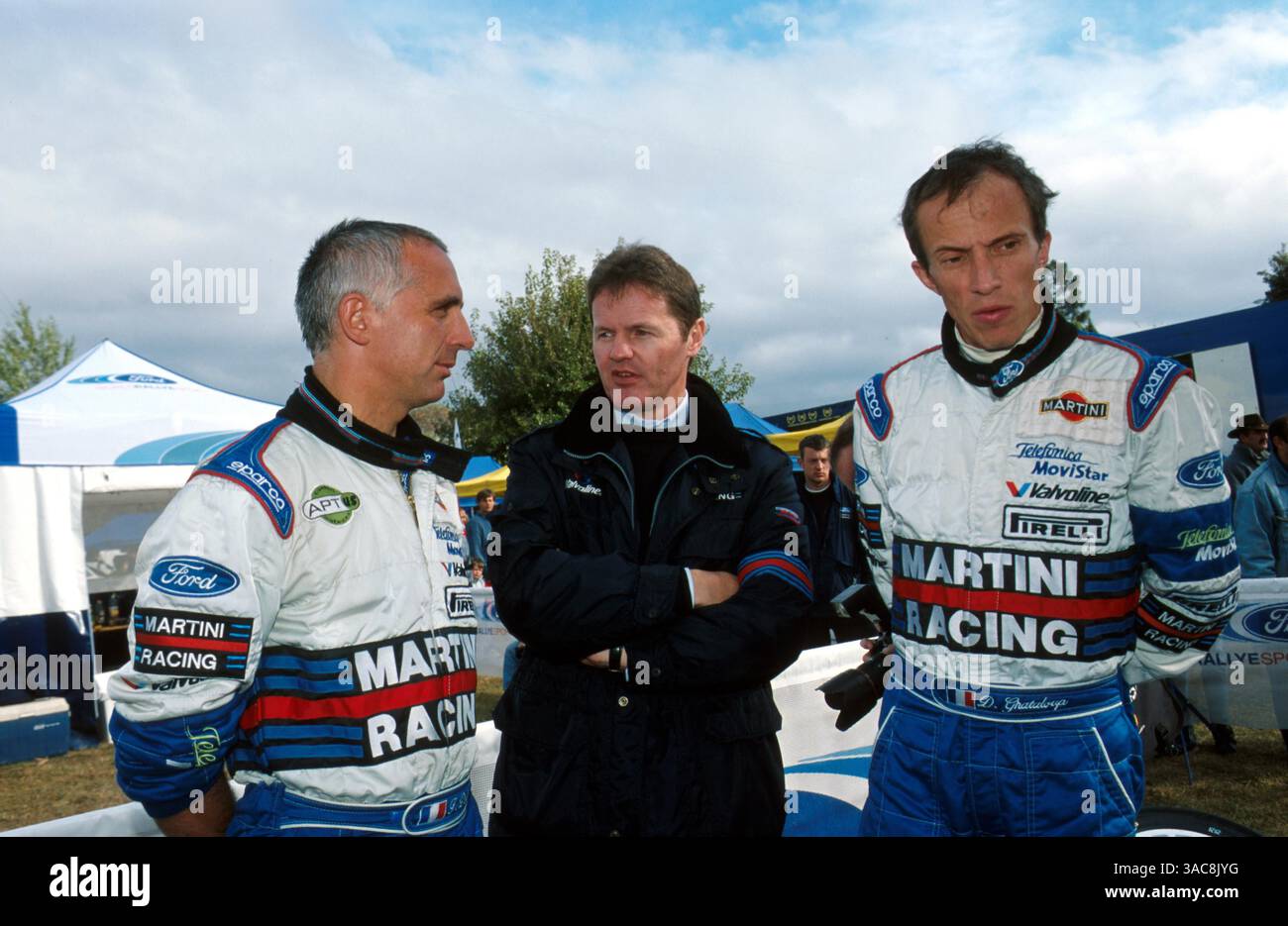 Francois Delecour, (FRA) links, spricht mit Teamchef Malcolm Wilson (GBR), Center und Co-Pilot Daniel Grataloupe. Rallye-Weltmeisterschaft, Rallye von Argentinien, 3-6. Mai 2001.Bestes BILD (Bild: ©Sutton Motorsports/ZUMA Press) Stockfoto