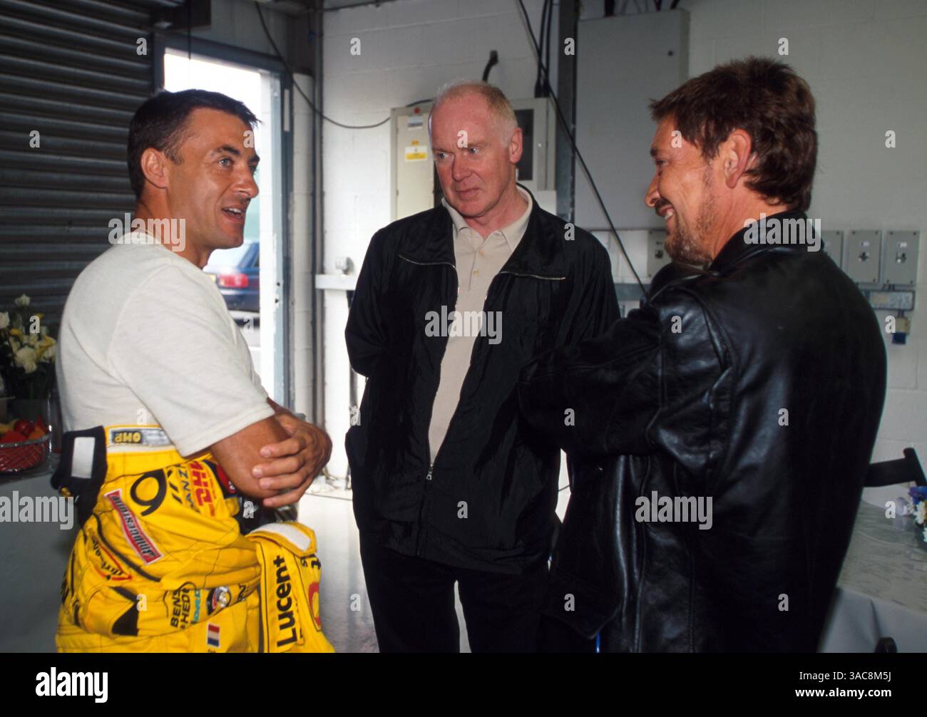 L-R: Jean Alesi (FRA), der zum ersten Mal den Jordan EJ11 fährt; Tony Powell; Chris Rea Rockstar und großer Motorsport-Fan. Jean Alesi Shakedown von Jordan Honda EJ11, Silverstone, England, 13. August 2001. (Kreditbild: ©Sutton Motorsports/ZUMA Press) Stockfoto