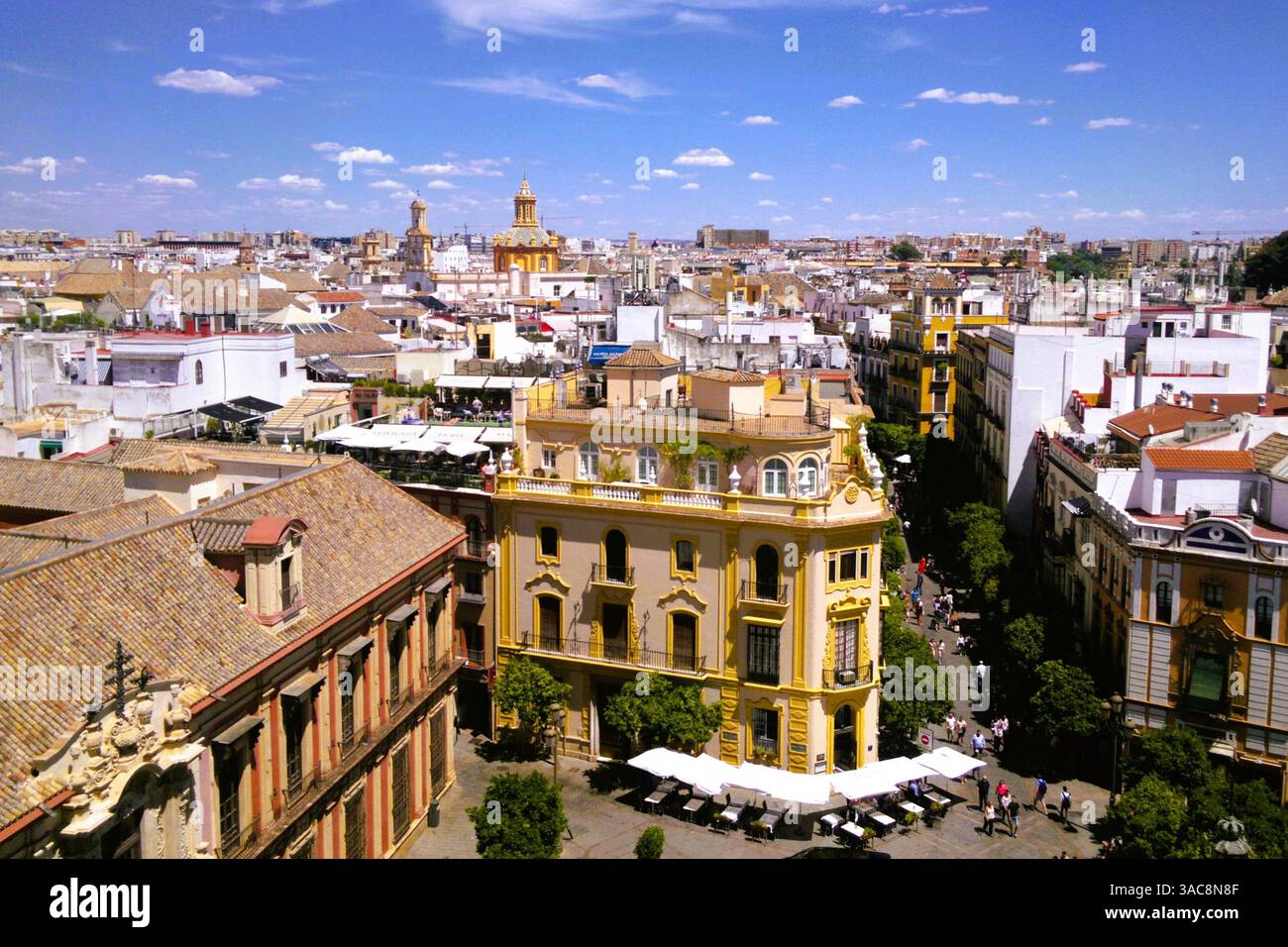 Überblick über Sevilla vom Giralda-Glockenturm mit dem Erzbischofspalast im Vordergrund. Sevilla, Spanien Stockfoto