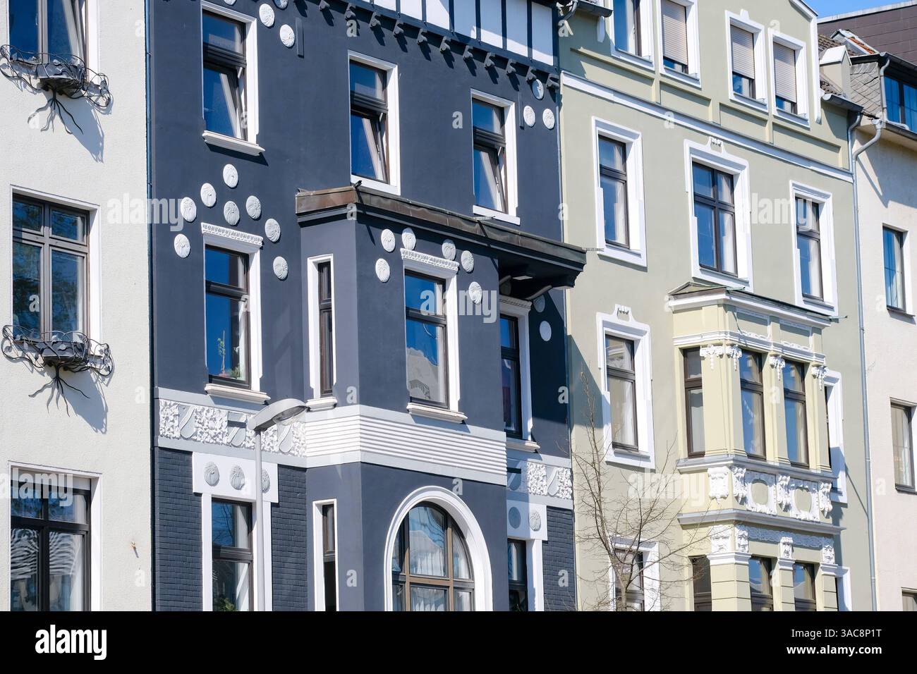 Düsseldorf 03.04.2025 Wohnungen Wohnungsnot Mietswohnung Mieten Mietpreis soziale Wohnungsbau Sozialwohnung Immobilien Wohnraummangel Wohnung Baustelle Neubau Mehrfamilienhaus Mietspiegel Mietpreisspiegel Immobilie Wohnungsmangel Baustau Wohnimmobilie Wohnungsimmobilien Mietpreise Altbau Leerstand Baumaterial Baustoffe Ballungsgebiet bezahlbarer Wohnraum CO2-Preis CO2 Bundes-Klimaschutzgesetz Heizen Heizung Klimapaket Mieter Vermieter Mietpreisbremse Klimasteuer Energiewende Büro Homeoffice Home-Office Konjunkturpaket Grundsteuererklärung Wohngeld Grundsteuererklärung Wohngeld Wohngeld Wohngeld Wohngeld Stockfoto