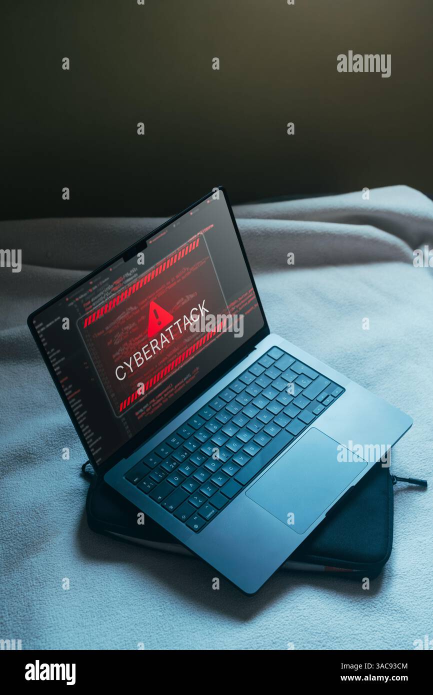 Desktop mit gehackter Warnungs-Hologramm-Schnittstelle. Kompromittiertes Informationskonzept. Cybersicherheit und Cyberkriminalität im Internet. Stockfoto