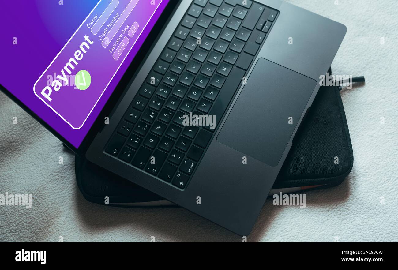 Hoher Blickwinkel des Laptops mit Bankschnittstelle auf dem Bildschirm für Zahlung. Online-Shopping-Konzept. Finanztransfer. Stockfoto