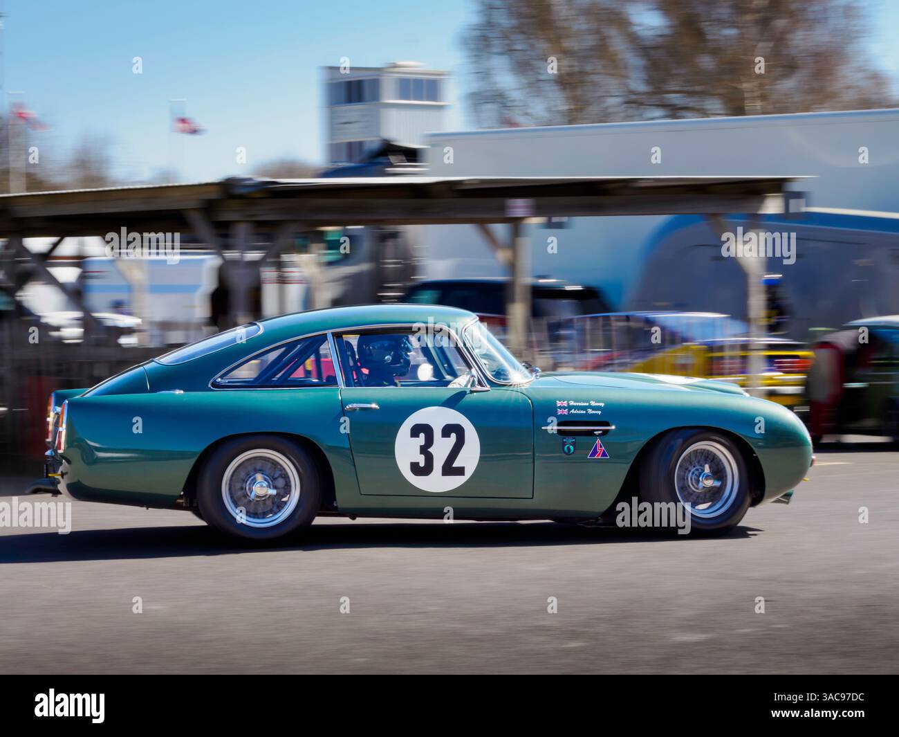 Ein grüner Aston Martin DB4 GT Rennwagen, 82 Members Meeting Testing, Goodwood Motor Circuit, West Sussex UK Stockfoto