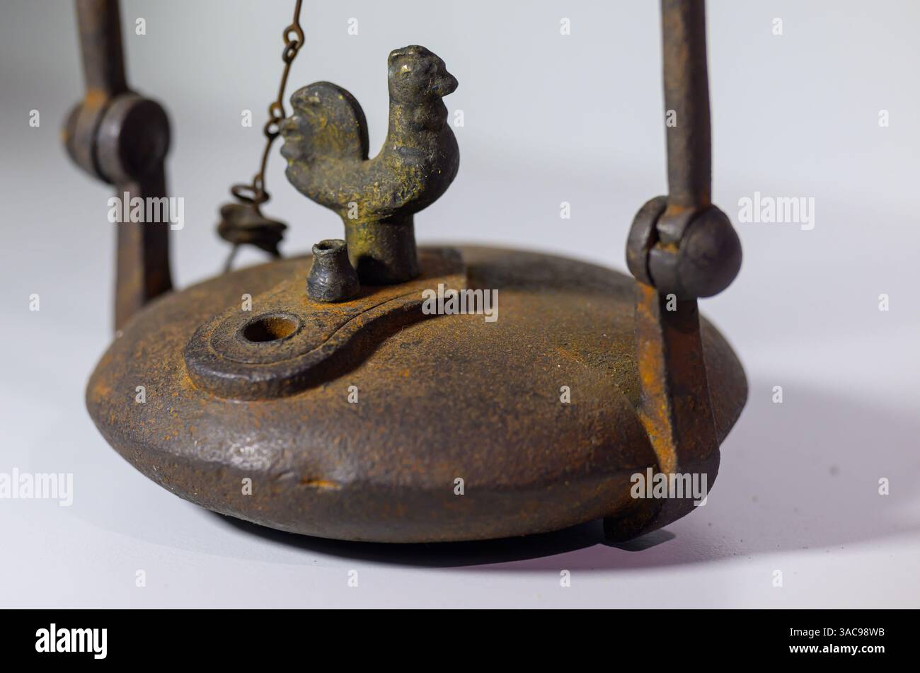 PRODUKTION - 02. April 2025, Sachsen-Anhalt, Sangerhausen: Im Erlebniszentrum Bergbau Röhrigschacht Wettelrode ist eine historische Bergarbeiterlampe aus dem 19. Jahrhundert zu sehen. Die ersten Bergleute begannen vor 825 Jahren in der Region Mansfeld mit dem Graben nach Kupfererz. Ab 1750 wurde ein intensiver Bergbau durchgeführt. Insgesamt wurden rund 2,6 Millionen Tonnen Kupfer und 14.213 Tonnen Silber aus dem Erz in der Region gewonnen. Bis Dezember werden insgesamt 38 Veranstaltungen an den Beginn der Bergbau- und Hüttenwirtschaft in der Region Mansfeld erinnern. Als bedeutender Kupfer- und Silberproduzent trug die Region dazu bei Stockfoto