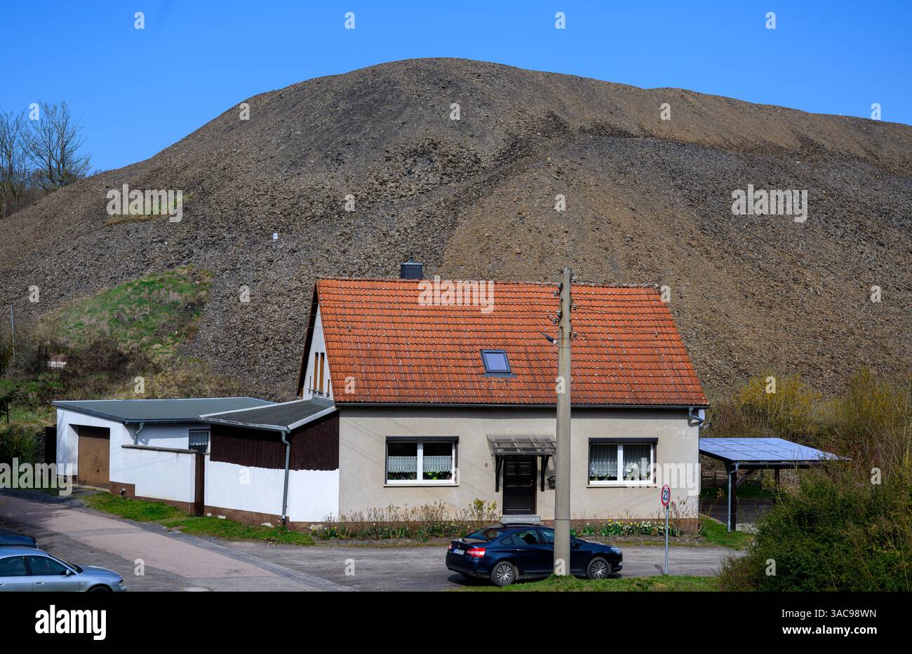 PRODUKTION - 02. April 2025, Sachsen-Anhalt, Kreisfeld: Das Bergbaugebiet Mansfeld Land, wie hier bei Kreisfeld, ist durch die typischen Schlackenhaufen gekennzeichnet. Die ersten Bergleute begannen vor 825 Jahren in der Region Mansfeld mit dem Graben nach Kupfererz. Ab 1750 wurde ein intensiver Bergbau durchgeführt. Insgesamt wurden rund 2,6 Millionen Tonnen Kupfer und 14.213 Tonnen Silber aus dem Erz in der Region gewonnen. Bis Dezember werden insgesamt 38 Veranstaltungen an den Beginn der Bergbau- und Hüttenwirtschaft in der Region Mansfeld erinnern. Als bedeutender Kupfer- und Silberproduzent trug die Region zur wirtschaftlichen Entwicklung bei Stockfoto