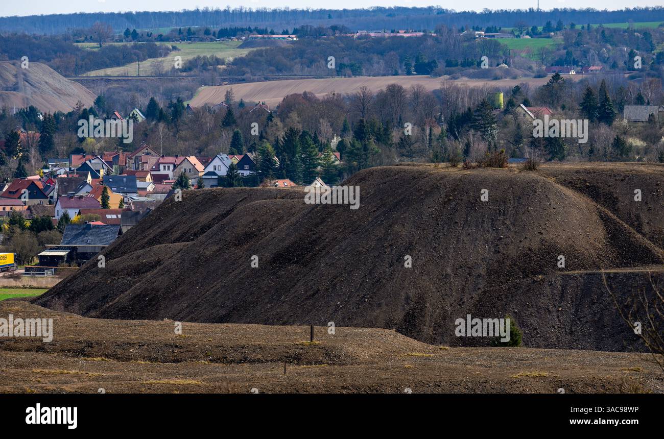 PRODUKTION - 02. April 2025, Sachsen-Anhalt, Kreisfeld: Das Bergbaugebiet Mansfeld Land, wie hier bei Kreisfeld, ist durch die typischen Schlackenhaufen gekennzeichnet. Die ersten Bergleute begannen vor 825 Jahren in der Region Mansfeld mit dem Graben nach Kupfererz. Ab 1750 wurde ein intensiver Bergbau durchgeführt. Insgesamt wurden rund 2,6 Millionen Tonnen Kupfer und 14.213 Tonnen Silber aus dem Erz in der Region gewonnen. Bis Dezember werden insgesamt 38 Veranstaltungen an den Beginn der Bergbau- und Hüttenwirtschaft in der Region Mansfeld erinnern. Als bedeutender Kupfer- und Silberproduzent trug die Region zur wirtschaftlichen Entwicklung bei Stockfoto