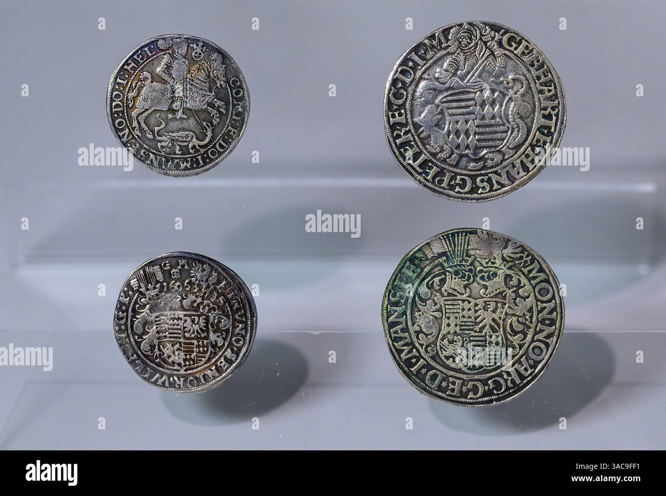 PRODUKTION - 02. April 2025, Sachsen-Anhalt, Sangerhausen: Groschen und Taler aus der Eislebener Münze des 16. Jahrhunderts sind in der Ausstellung des Erlebniszentrums Bergbau Röhrigschacht Wettelrode zu sehen. Die ersten Bergleute begannen vor 825 Jahren in der Region Mansfeld mit dem Graben nach Kupfererz. Ab 1750 wurde ein intensiver Bergbau durchgeführt. Insgesamt wurden rund 2,6 Millionen Tonnen Kupfer und 14.213 Tonnen Silber aus dem Erz in der Region gewonnen. Bis Dezember werden insgesamt 38 Veranstaltungen an den Beginn der Bergbau- und Hüttenwirtschaft in der Region Mansfeld erinnern. Als Hauptkupferne und s Stockfoto