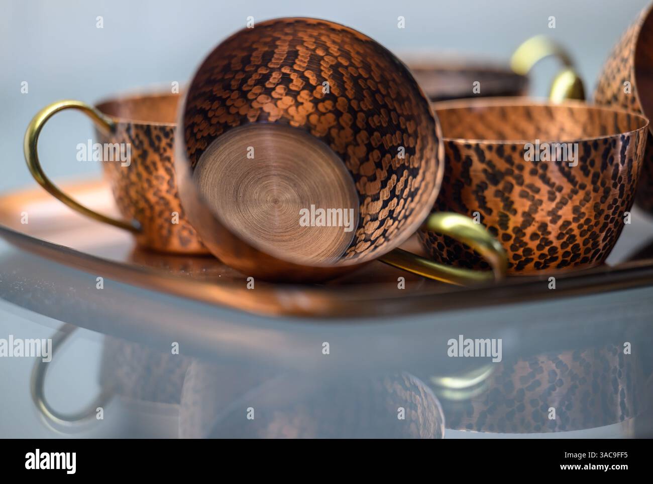 PRODUKTION - 02. April 2025, Sachsen-Anhalt, Sangerhausen: Ein Kupferkaffeeservice aus dem frühen 20. Jahrhundert ist in der Ausstellung im Erlebniszentrum Bergbau Röhrigschacht Wettelrode zu sehen. Die ersten Bergleute begannen vor 825 Jahren in der Region Mansfeld mit dem Graben nach Kupfererz. Ab 1750 wurde ein intensiver Bergbau durchgeführt. Insgesamt wurden rund 2,6 Millionen Tonnen Kupfer und 14.213 Tonnen Silber aus dem Erz in der Region gewonnen. Bis Dezember werden insgesamt 38 Veranstaltungen an den Beginn der Bergbau- und Hüttenwirtschaft in der Region Mansfeld erinnern. Als bedeutender Kupfer- und Silberproduzent Stockfoto