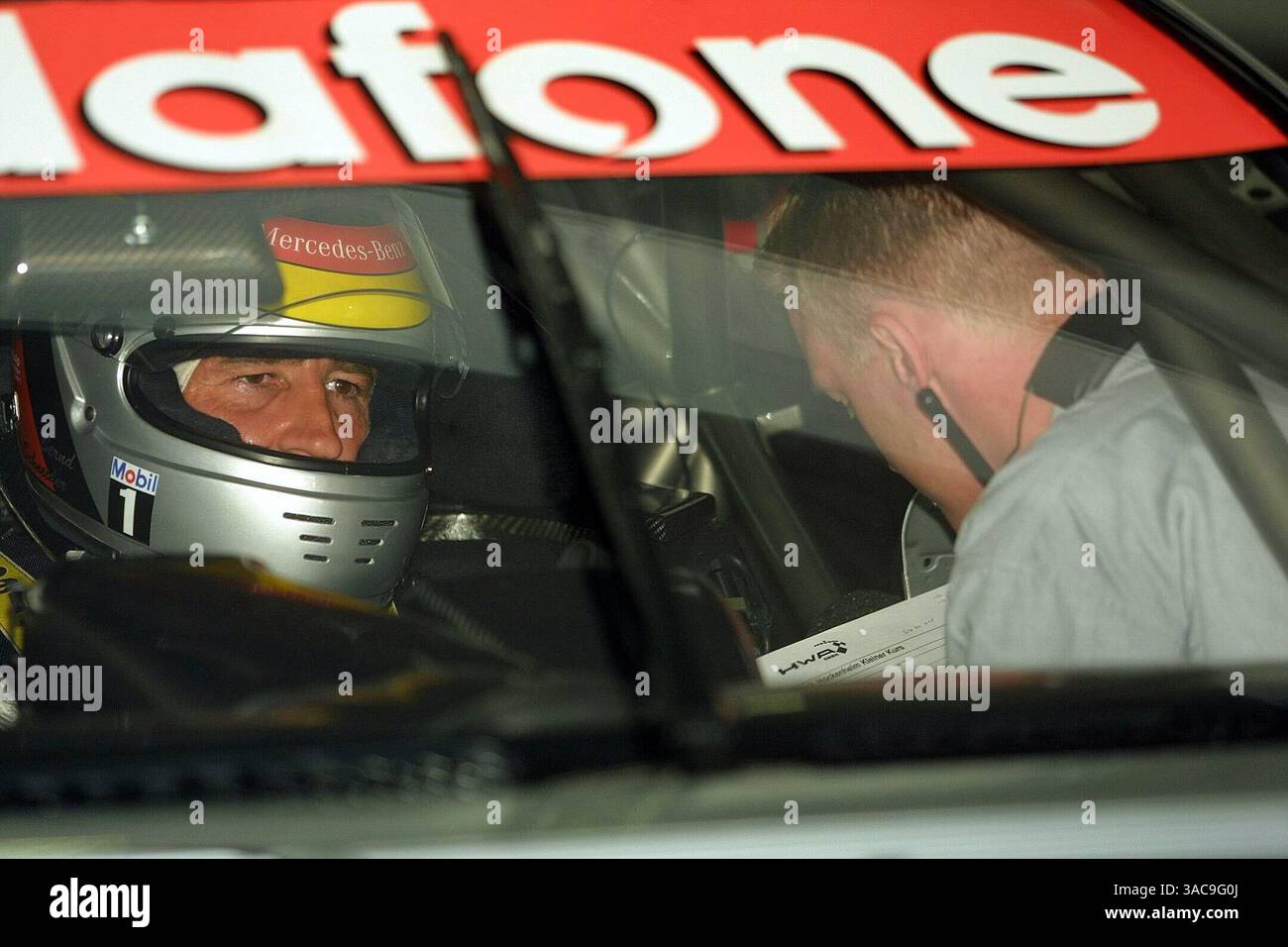 Reigning Champion Bernd Schneider (GER) spricht mit einem Ingenieur über den neuen AMG Mercedes..DTM 2002, Vorsaisonprüfung, Hockenheim, 3. April 2002..DIGITALES BILD (Credit Image: ©Sutton Motorsports/ZUMA Press) Stockfoto