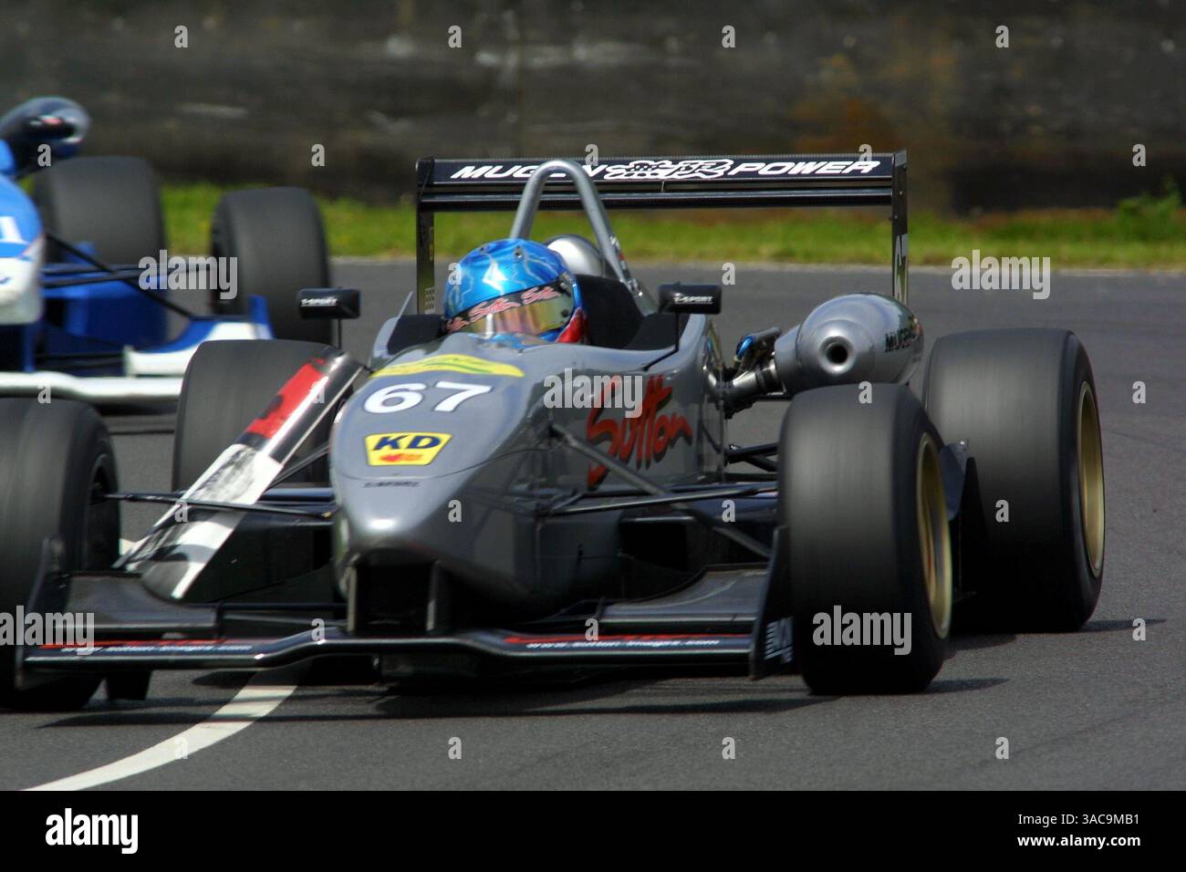 Clivio Piccione (MON) T-Sport führt das Spiel sogar mit einem Streckenposten in seinem Frontflügel an. Britische Formel-drei-Meisterschaft, Castle Combe, England, 22-23. Juni 2002. (Kreditbild: ©Sutton Motorsports/ZUMA Press) Stockfoto