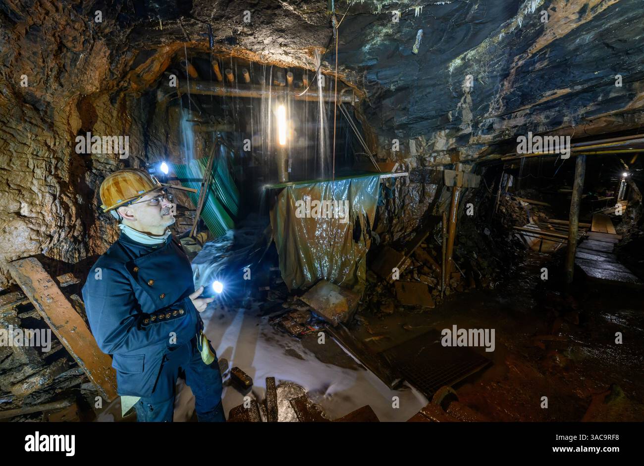 PRODUKTION - 02. April 2025, Sachsen-Anhalt, Sangerhausen: Thomas Wäsche, Direktor des Erlebniszentrums Bergbau Röhrigschacht Wettelrode, steht fast 300 Meter unter der Erde. Die ersten Bergleute begannen vor 825 Jahren in der Region Mansfeld mit dem Graben nach Kupfererz. Ab 1750 wurde ein intensiver Bergbau durchgeführt. Insgesamt wurden rund 2,6 Millionen Tonnen Kupfer und 14.213 Tonnen Silber aus dem Erz in der Region gewonnen. Bis Dezember werden insgesamt 38 Veranstaltungen an den Beginn der Bergbau- und Hüttenwirtschaft in der Region Mansfeld erinnern. Als bedeutender Kupfer- und Silberproduzent ist die Region ein wichtiger Faktor Stockfoto