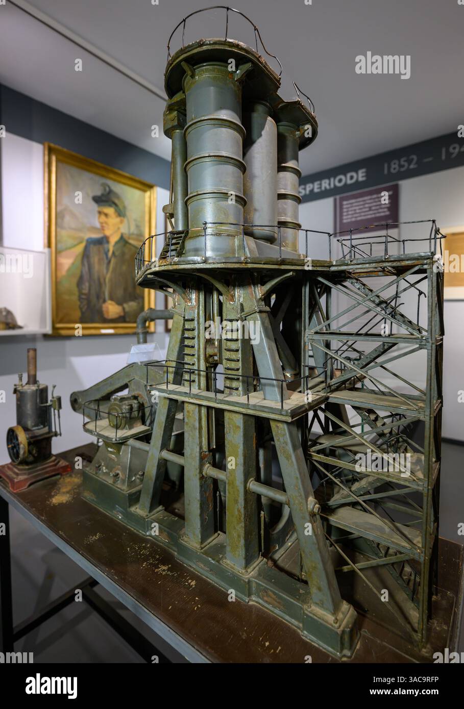 PRODUKTION - 02. April 2025, Sachsen-Anhalt, Sangerhausen: Das Modell der Germania-Pumpe am Schacht Ernst bei Helbra ist in der Ausstellung im Erlebniszentrum Bergbau Röhrigschacht Wettelrode zu sehen. Die ersten Bergleute begannen vor 825 Jahren in der Region Mansfeld mit dem Graben nach Kupfererz. Ab 1750 wurde ein intensiver Bergbau durchgeführt. Insgesamt wurden rund 2,6 Millionen Tonnen Kupfer und 14.213 Tonnen Silber aus dem Erz in der Region gewonnen. Bis Dezember werden insgesamt 38 Veranstaltungen an den Beginn der Bergbau- und Hüttenwirtschaft in der Region Mansfeld erinnern. Als bedeutendes Kupfer und Silber Stockfoto
