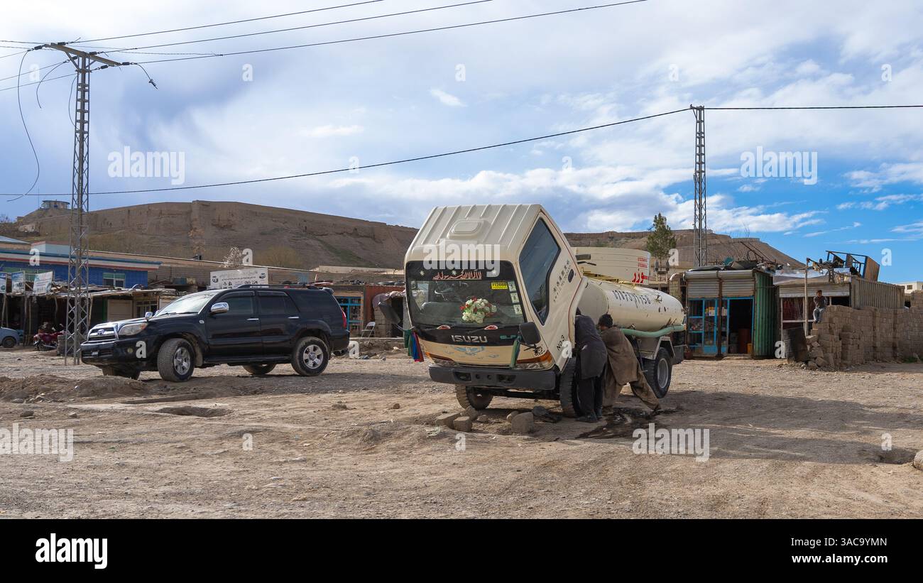 Straßenhandel, Reparaturwerkstätten am Stadtrand von Kandahar, Afghanistan Stockfoto