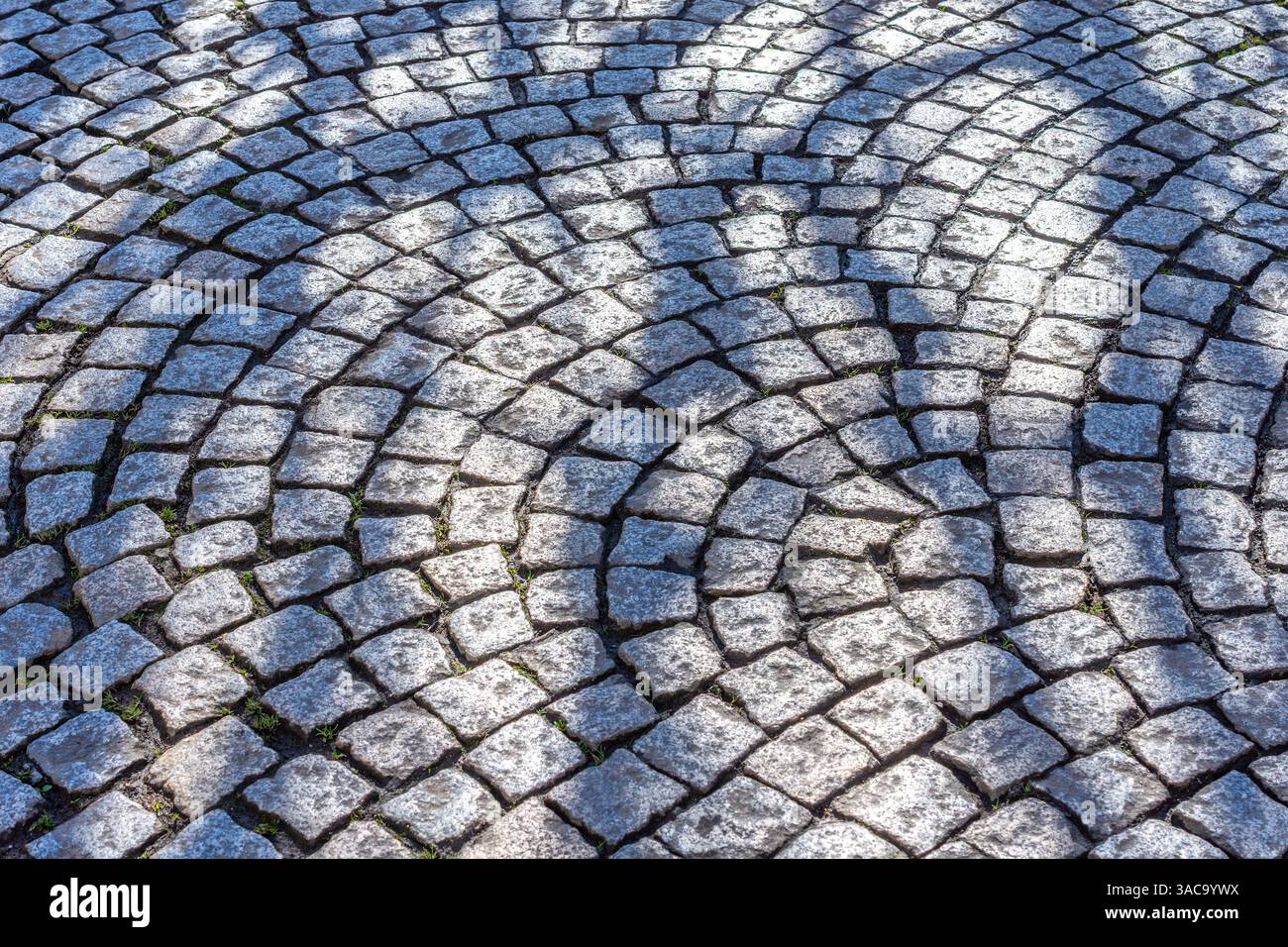 Straßenoberfläche im Stadtzentrum aus Granitplatten in geschwungenen Bögen - Tours, Indre-et-Loire (37), Frankreich. Stockfoto