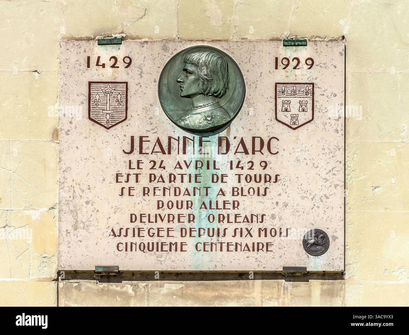 Wandtafel aus dem Jahr 1929 mit Bronze-Basreliefs, die 500 Jahre seit Joan of Arc Tours für Blois - Tours, Indre-et-Loire (37), Frankreich feiert. Stockfoto