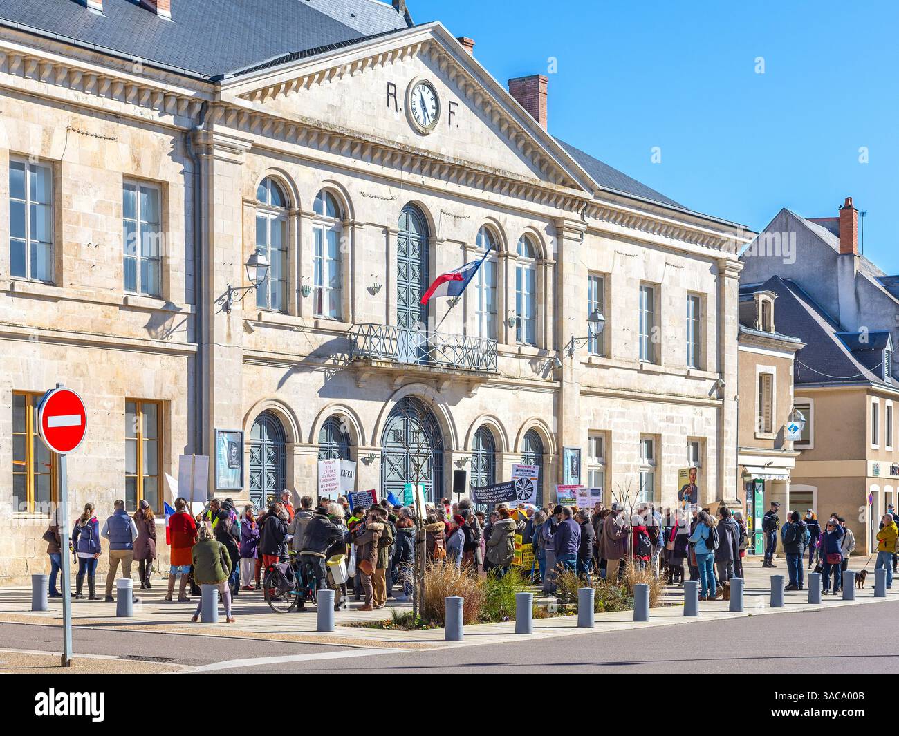 Öffentliche Demonstration und Protesttreffen vor einer Stadt mairie / Rathaus - Le Blanc, Indre (36), Frankreich. Stockfoto