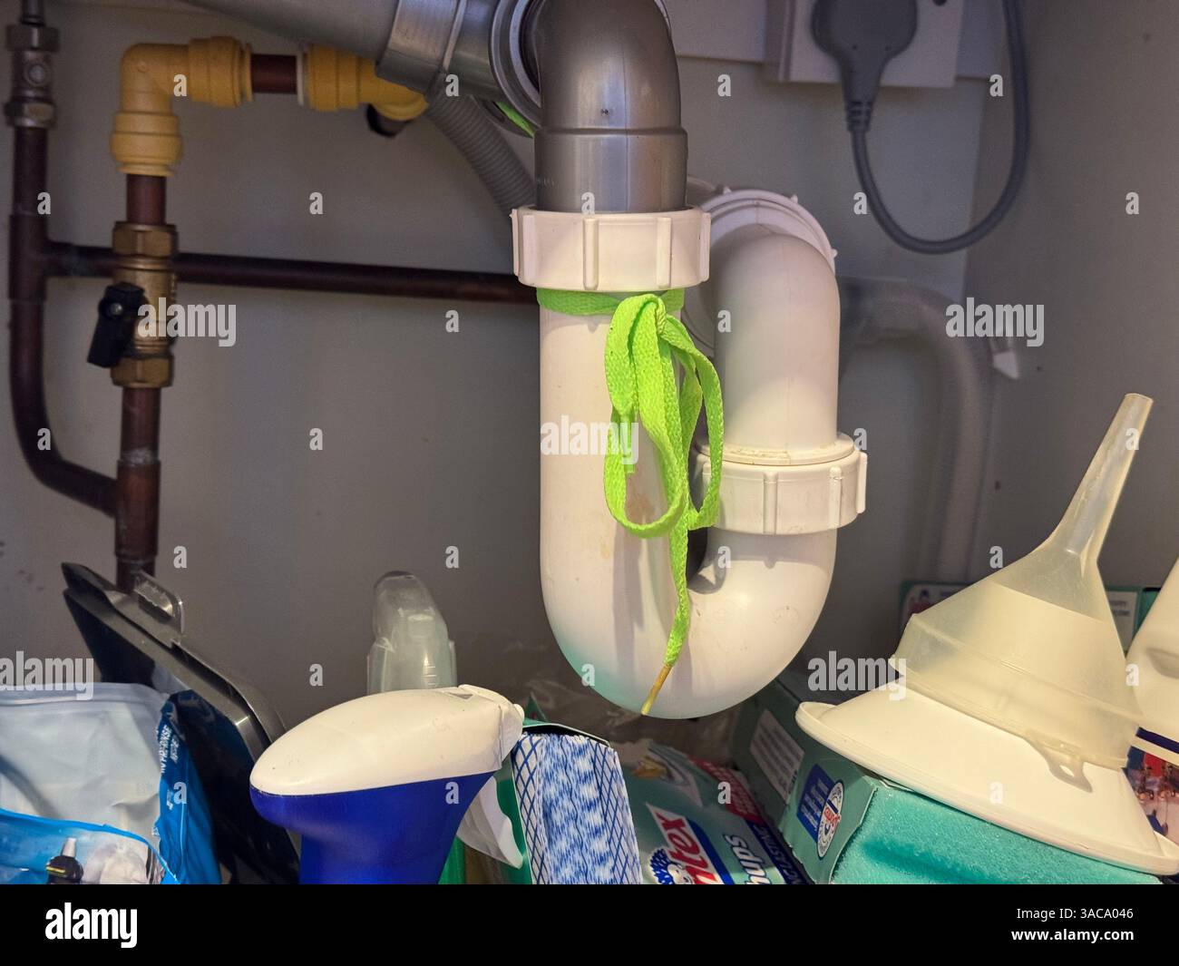 Ipswich, Großbritannien - 27 März 2025 : der Schrank unter dem Küchenspüle. Stockfoto