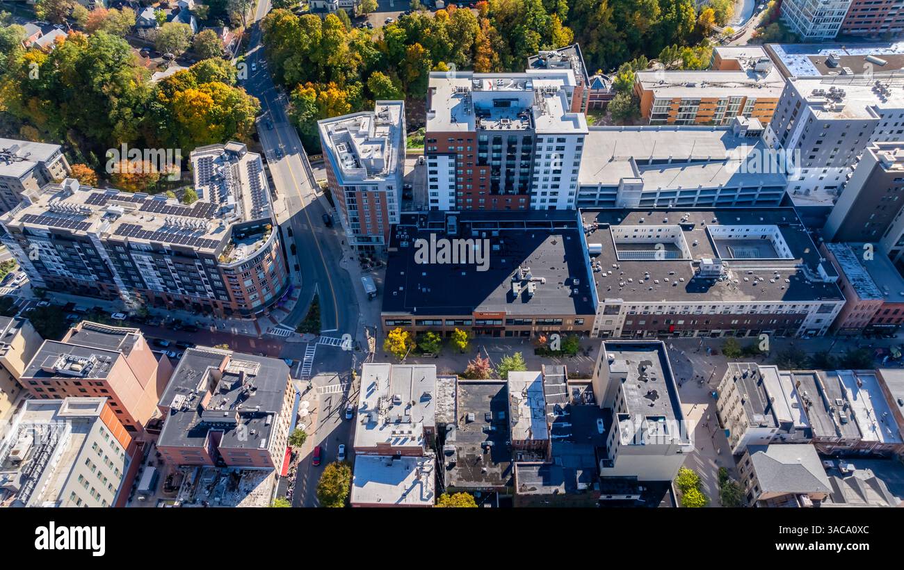 Ithaca, NY, USA - 10/19/2024 - nachmittags Luftbild von Gebäuden und Straßen in der Innenstadt von Ithaca, NY, in der Nähe der Ithaca Commons. Stockfoto