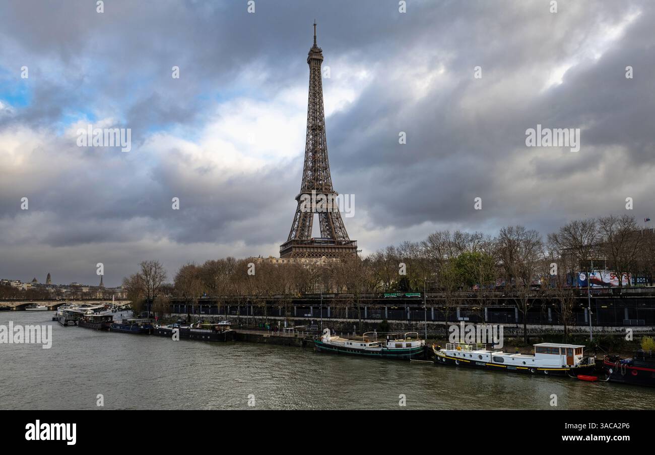 Eiffelturm über der seine in Paris Stockfoto