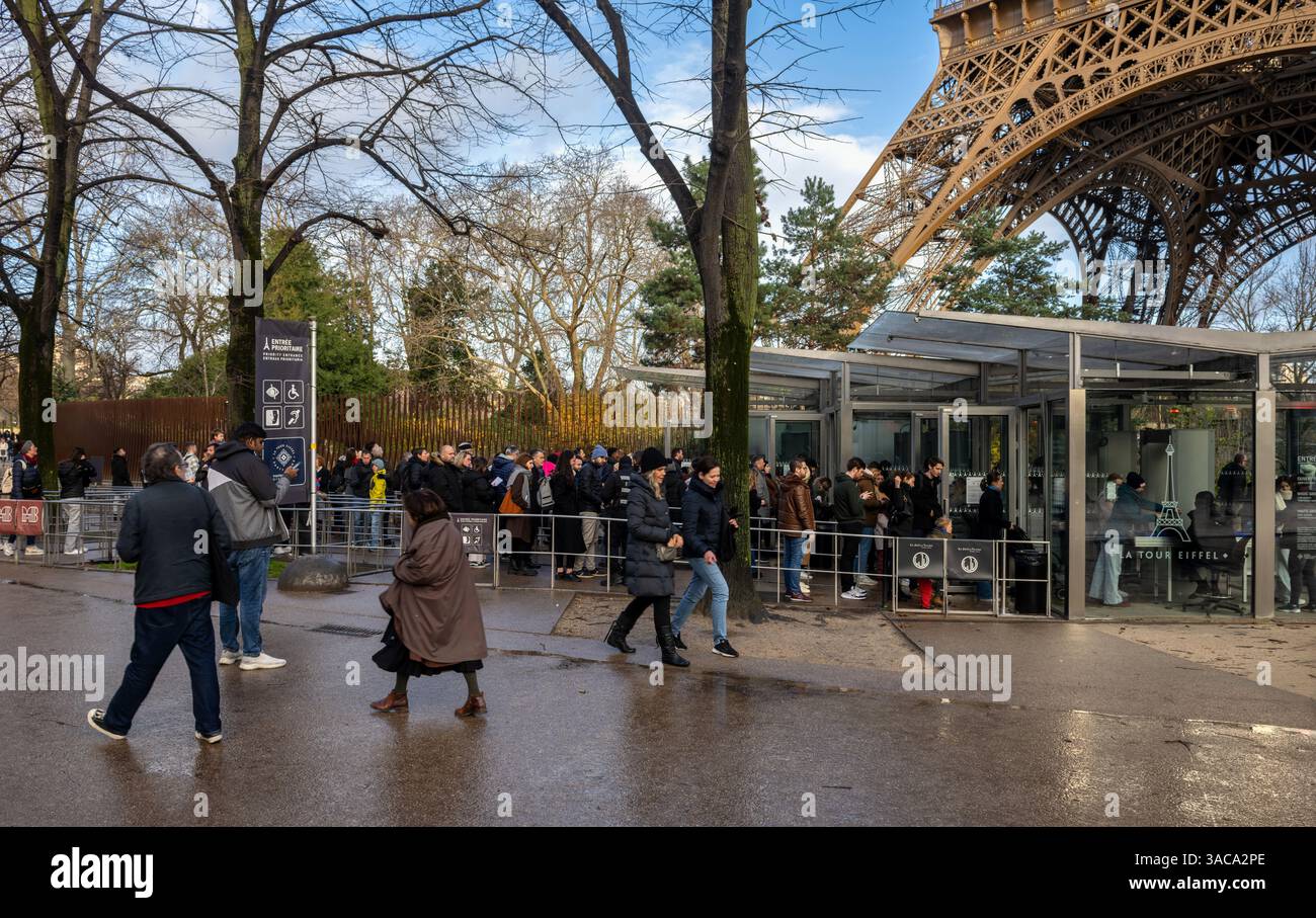 Leute warten darauf, den Eiffelturm in Paris zu betreten Stockfoto