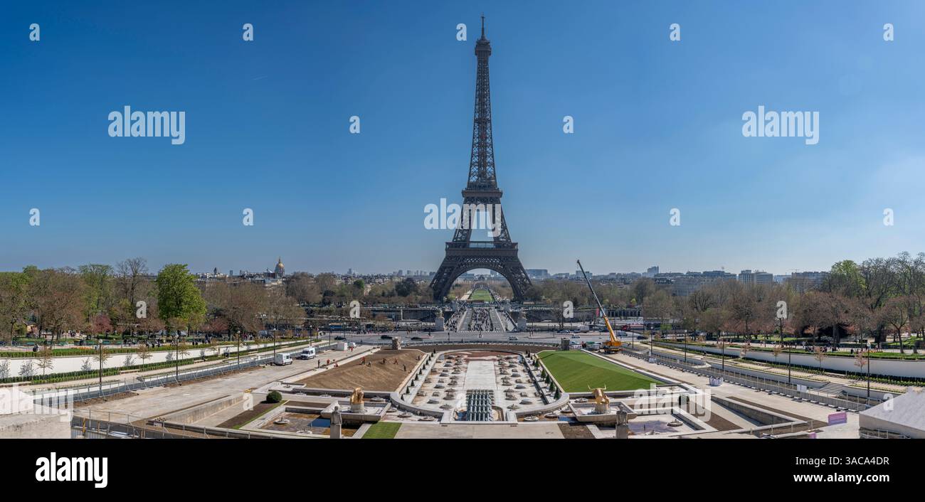 Paris, Frankreich - 03 31 2025: Panoramablick auf den Eiffelturm von der Esplanade Trocadero während der Restaurierungsarbeiten Stockfoto