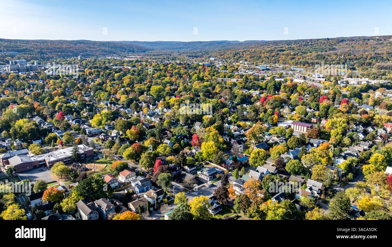 Ithaca, NY, USA - 10/18/2024 - Herbstfoto von Gebäuden und Straßen in der Innenstadt von Ithaca, NY. Stockfoto