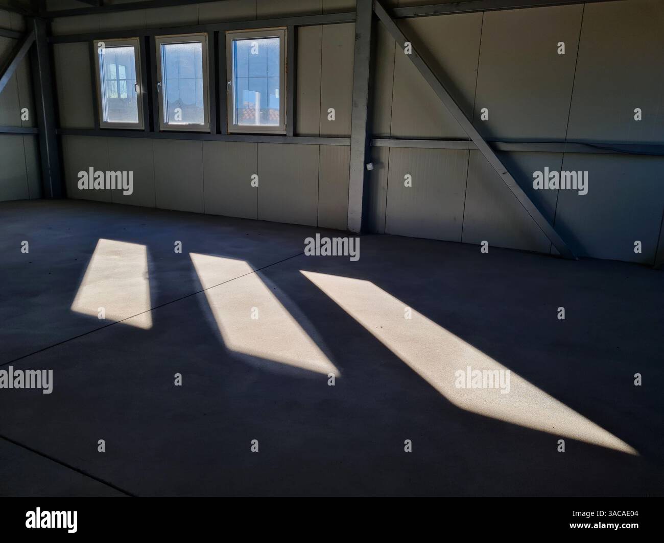 Abstraktes Sonnenlicht Wird Durch Fensterrahmen Geformt Stockfoto